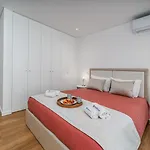 Apartamento Elegant Retreat With Pool & Terrace By Hostwise