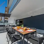 Elegant Retreat With Pool & Terrace By Hostwise Apartamento *