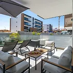 Apartamento Elegant Retreat With Pool & Terrace By Hostwise