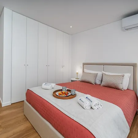 Apartman Elegant Retreat With Pool & Terrace By Hostwise