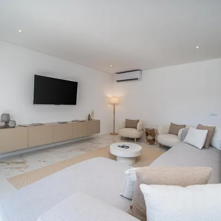 Elegant Retreat With Pool & Terrace By Hostwise Apartmán *