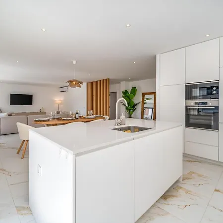 Elegant Retreat With Pool & Terrace By Hostwise *