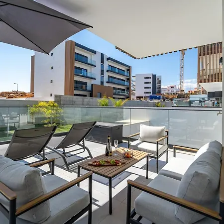 Apartman Elegant Retreat With Pool & Terrace By Hostwise